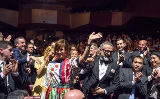 Massimo Bottura ovationné lors de la cérémonie des World's 50 Best Restaurants 2018 à Bilbao, en...