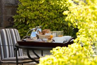 Petit déjeuner très complet au Domaine de Rochevilaine, à Billiers (Morbihan).