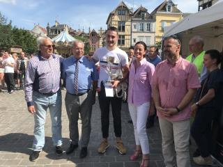 Le vainqueur (au centre) après la remise des prix par Thierry Galy (à droite).