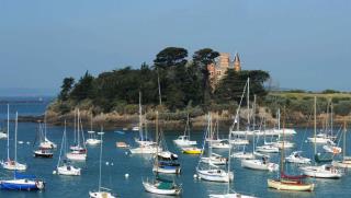 Surplombant la baie de Saint-Briac-sur-Mer, l'hôtel offre une vue à couper le souffle.