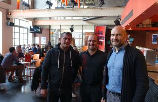 Dans le restaurant de Tarare, avec vu sur les alambics, Alban Perret, brasseur, David Hubert,...