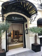 L'entrée du Madison donne sur le Boulevard Saint Germain (Paris Ve).