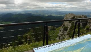 La chaîne des Puys vue du sommet du puy de Dômes.