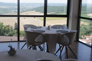La salle du restaurant offre une vue panoramique sur la chaine des Puys récemment inscrite au...