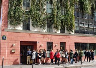 30 minutes avant l'ouverture de Pink Mamma (Paris, IXe), les clients se bousculent devant la porte