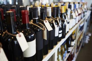 Des bouteilles de vins en rayon.