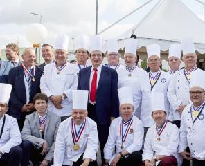 Entouré de tous ses chefs, Louis Le Duff a fêté les 30 ans de l'usine Bridor à Servon-sur-Vilaine.