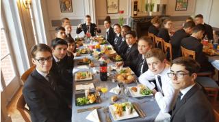 Déjeuner à l'ASCEA Formation de Lisieux avec un menu sur le thème de la Normandie