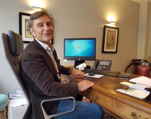 Brice Moyse dans son agence Immopolis