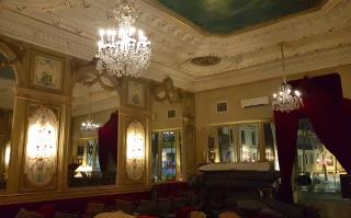 Lustres, dorures, miroirs et moulures au plafond rappellent que le Napoléon a vu le jour en 1813.