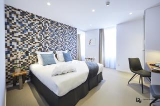 Les neuf chambres sont décorées avec du mobilier design et des matériaux de qualité.