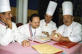 Pendant le concours du MOF 1993 à Strasbourg, de gauche à droite : Paul Bocuse, Joël Robuchon, ...