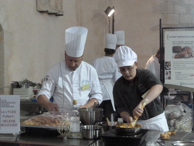 Les élèves du lycée hôtelier Funay-Hélène Boucher du Mans étaitent en démonstrations. Iici, avec leur professeur de pâtisserie Jacki Egbert.