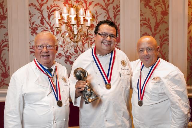 Gérard Dupont, président de l'Académie Culinaire de France (ACF), le vainqueur mexicain du Trophée Passion 2012 Miguel Quezada, et Thierry Marx, président du jury.