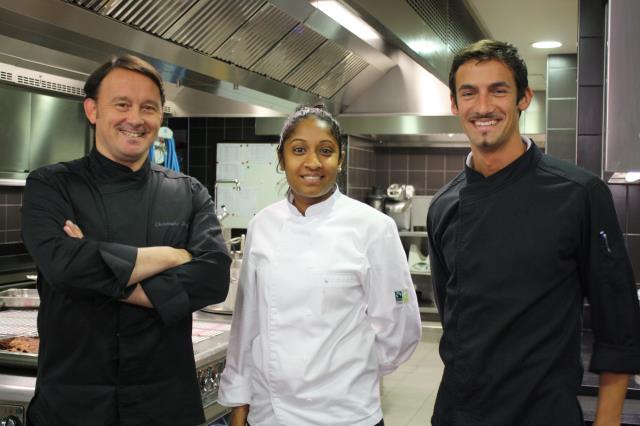 Le chef cuisinier de Matignon Christophe Langrée, sa seconde Martine Bauer et le chef pâtissier Gaël Clavière