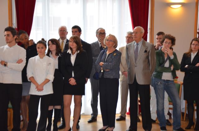 Les élèves attendent leur médailles. Au centre Jo Daguin, à droite Jean-Marie Leclerc.