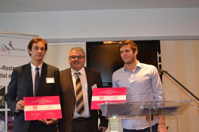 De gauche à droite : Gérard Landat, président du conseil de gestion de l'École de Savignac, Pierre-Frédéric Roulot, président de Louvre Hotels Group et Clément Lefert, champion olympique et parrain de la formation.