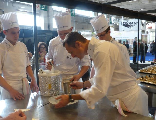 Bruno d'Angélis, chef au restaurant La vieille Dontaine à Avignon (84) supervisait quant à lui la cuisine, avec au passage, des conseils donnés aux élèves de Tecomah.