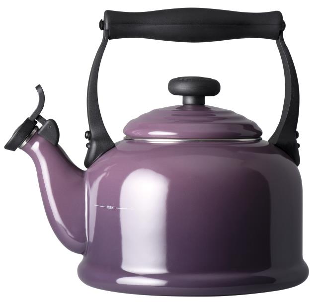 Le Creuset présente sa bouilloire couleur cassis