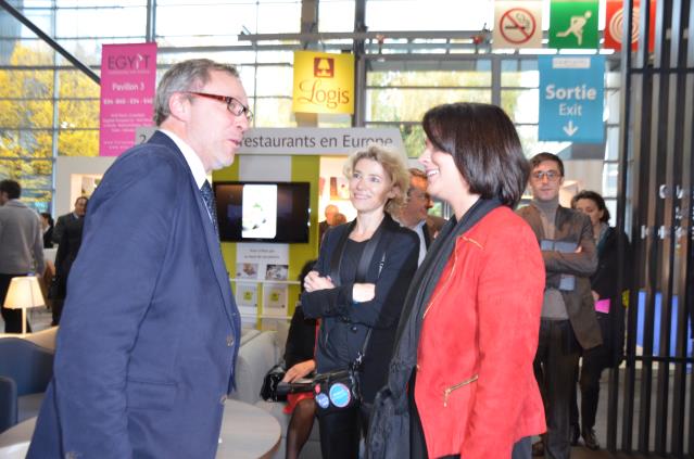 Au centre Corine Menegaux, accompagnant la ministre Sylvia Pinel sur le salon lors de l'inauguration.