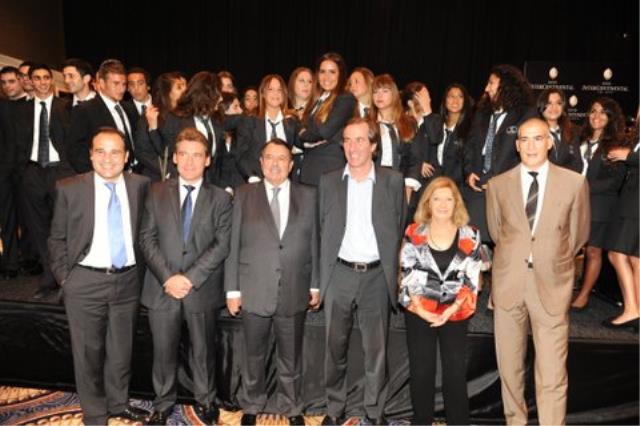 De gauche à droite : Lionel BOBOT, Didier BOIDIN, Alain SEBBAN, Christophe BIGOT,Jocelyne SEBBAN, David COHEN, et les étudiants de Vatel à Tel Aviv.