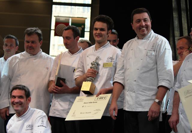 De gauche à droite : Pierre Hermé, président d'honneur du concours, Nicolas Boucher (2ème place ; Dalloyau), Paul Klein, le lauréat et Frédéric Cassel, président des Relais Desserts.
