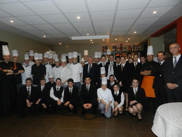 Jean-Luc Pouteau, meilleur sommelier du monde 1983, entouré des élèves et de l'équipe pédagogique du lycée privé Haute-Follis à Laval (53).