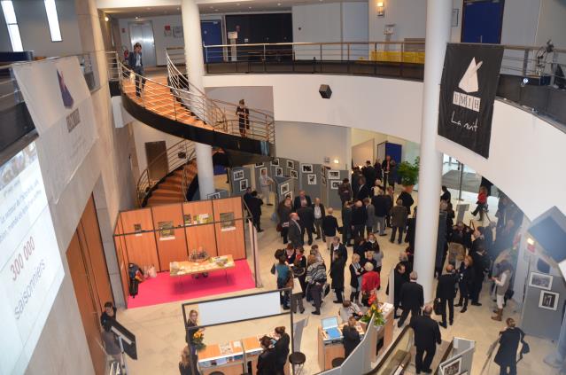 Les congressistes dans le hall du Palais des congrès de Dijon.