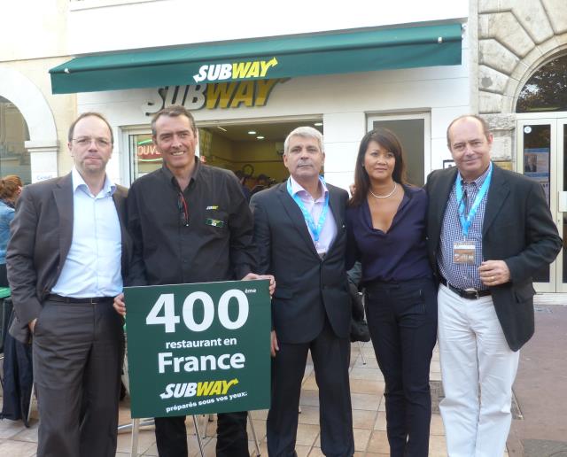Sur la photo de droite à gauche : Emmanuel Aublet (directeur France), Marc Brun (franchisé du 400e restaurant),  Jean-Michel Ahnine et Christine (agents de développement PACA, Monaco et Corse), et Marc Kreder (directeur Europe).