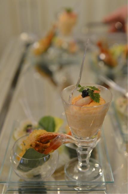 Carpaccio de Saint-Jacques à la truffe, Chartreuse de mousse de homard, Pince de crabe en tempura et Concombre et rillettes de crabe des neiges.