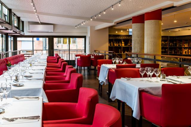 A l'étage, la salle de restaurant revue dans un décor contemporain