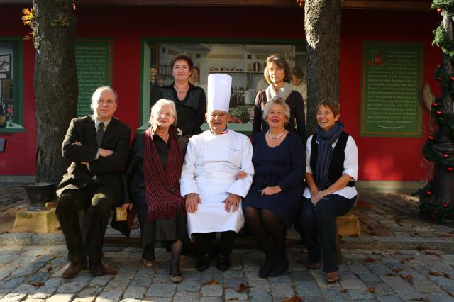 (1)	Autour de Paul Bocuse les membres du jury : Marc Lambron (écrivain), Danièle Mazet-Delpeuch (cuisinière privée de l'Élysée 1988 à 1990), Jacotte Brazier, Reine Sammut (chef de cuisine à La Fenière à Lourmarin) et debout Françoise Monnet (Le Progrès de