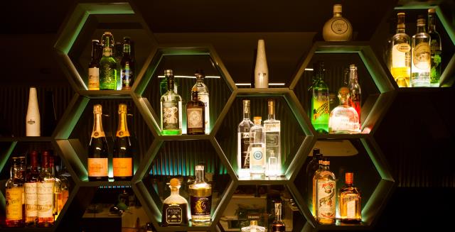 Le Bar prend l'apparence d'un nid d'abeille, auquel les chambres capsules japonaises sont souvent comparées.