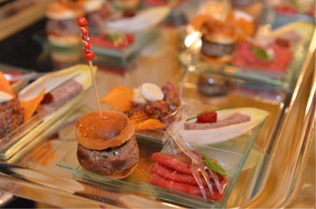 Hamburger de bison, Carpaccio de bison, Terrine du chef de bison aux atocas, Tartare de bison et son chips de patate douce.