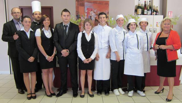 Laurent Gras, président de l'Umih38 (à gauche) et Danièle Chavant, vice présidente (à droite) avec 9 des alternants distingués