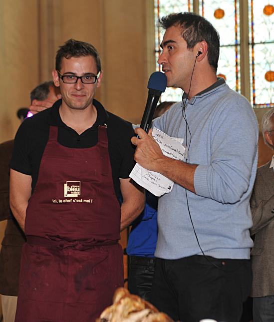 Julien Garnier, vainqueur du concours des Cordons Bleus, tenu en parallèle des 24 Heures Cuisine, avec Emmanuel Bordeau, animateur à France Bleu Maine.