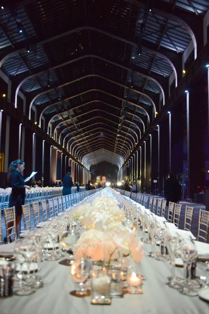 Un dîner de 450 convives dans la nef de la Cité européenne du cinéma à Saint-Denis.