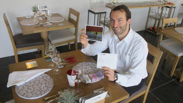 A L'Auberge Basque le chef-propriétaire Cédric Béchade ( photo) mixte sur une même table, deux cartes, celle qui lui a valu l'étoile Michelin et puis la toute nouvelle,  « Version Café »