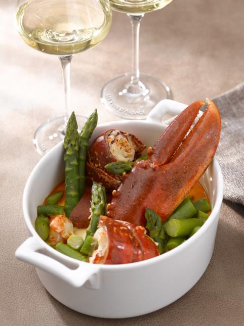 Cocotte de homard poché aux asperges et sa nage de riesling