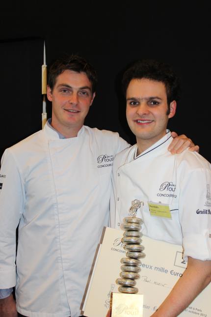 Paul Klein avec son prédécesseur, vainqueur 2010 du concours Charles Proust, Christophe Renou, pâtissier formateur à l'école du grand chocolat Valrhona.