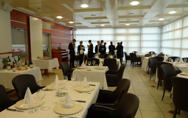 Les élèves de mise à niveau dans la salle de restaurant rénovée.
