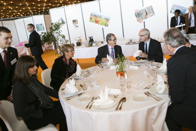 Le ministre Thierry Repentin est venu déjeuner sur le stand Service en salle le premier jour de la compétition, jeudi 22 novembre 2012.