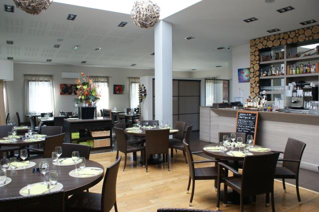 Un espace contemporain, une cuisine axée sur le poisson