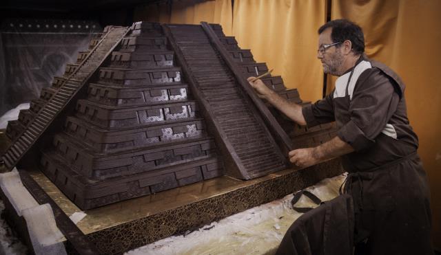 Jean-Luc Decluzeau  La sculpture de Leonidas en construction.