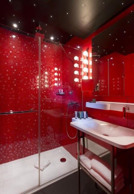 Des carreaux de salles de bains rouge sang et fibres optiques pour les chambres à l'atmosphère 'by night'.