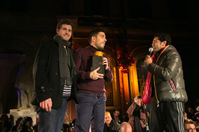 Michael Greenwold et Simone Tondo, Roseval à Paris reçoivent le trophée de la meilleure table 2013 des mains de Djamel Debbouze.