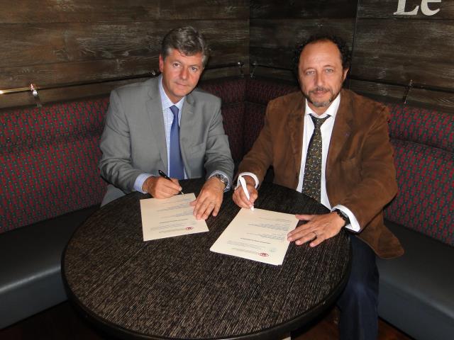 Patrick Eveno (à gauche), président de la WTEA et Philippe François (à droite), président de l'Amforht.