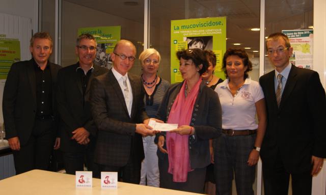 L'Anephot a remis un chèque de 12 000 € au siège de l'association Vaincre la Mucoviscidose.