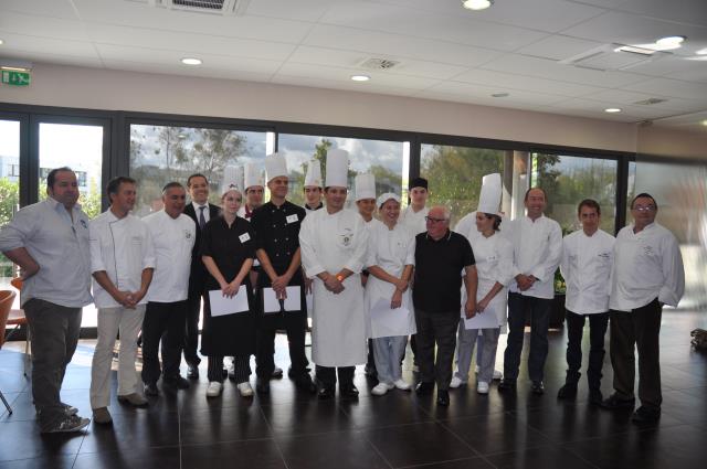 Les membres du jury et les apprentis, de gauche à droite : C. Girardot, P. Nibaudeau, .F Garcia, J. Limoges, les 9 candidats autour de F. Coiffé, C. Sauvage, T. Conte, A. Bousquet et M. Gautier.