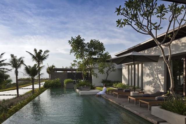 Entre rizière et océan Indien, une villa Alila de l'île de Bali.
